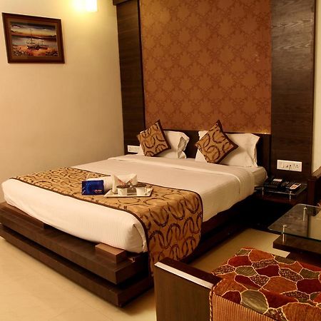 Oyo 905 Galaxy View Hotel Allāhābād Junction Exteriör bild