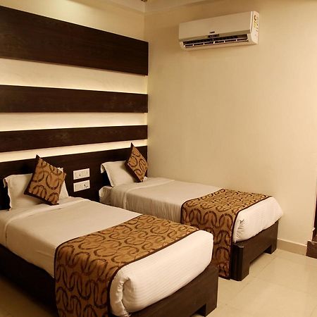 Oyo 905 Galaxy View Hotel Allāhābād Junction Exteriör bild