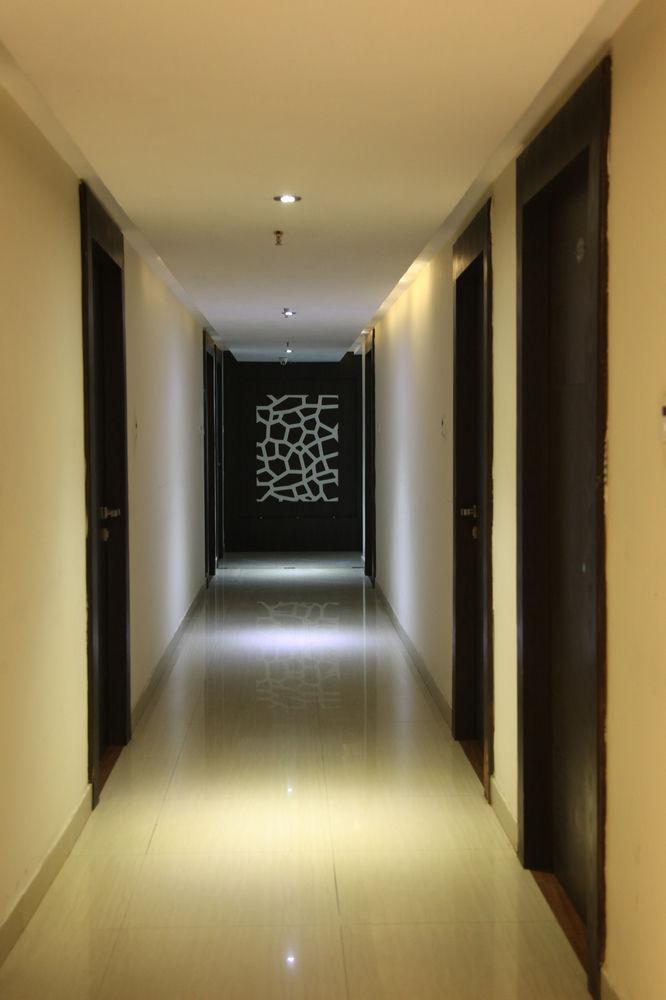 Oyo 905 Galaxy View Hotel Allāhābād Junction Exteriör bild