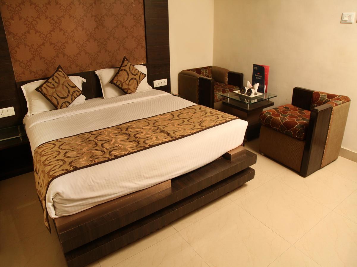 Oyo 905 Galaxy View Hotel Allāhābād Junction Exteriör bild