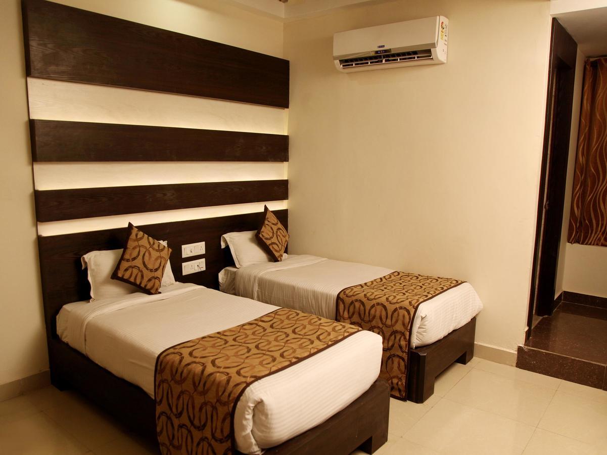 Oyo 905 Galaxy View Hotel Allāhābād Junction Exteriör bild